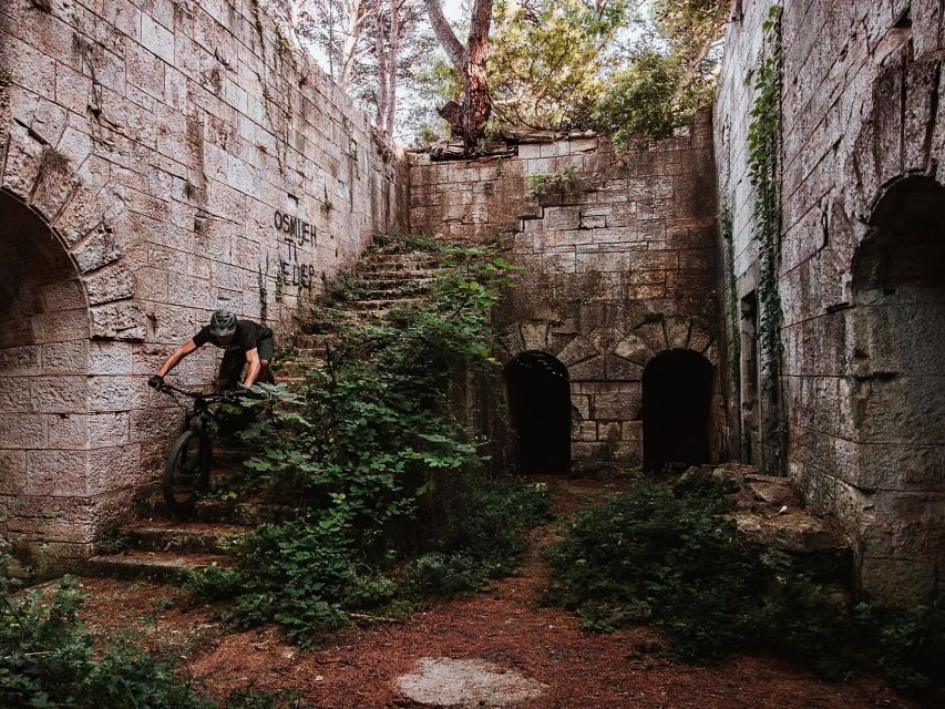 Pula: Bike Tour With Fortress Exploration and Wild Picnic