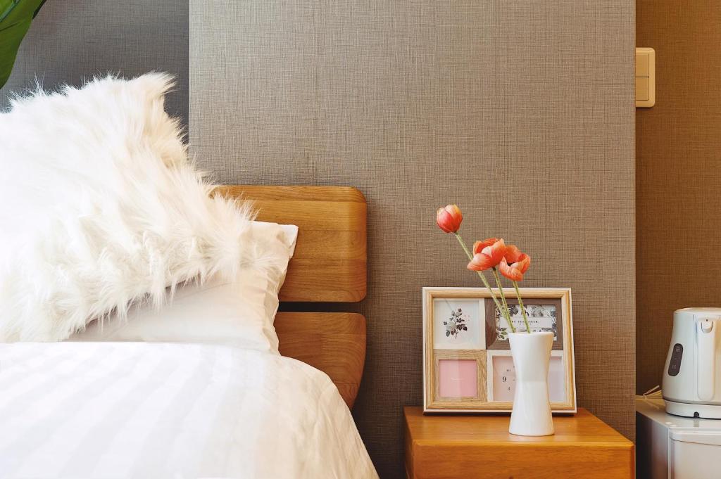 The Coach Keob Brings Pola and Mi to Dongjing for a Design Meeting, Arriving at Dongjing Station 20 Minutes Before the Scheduled Time for Three People Review